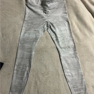 Alo Yoga leggings, light color print.